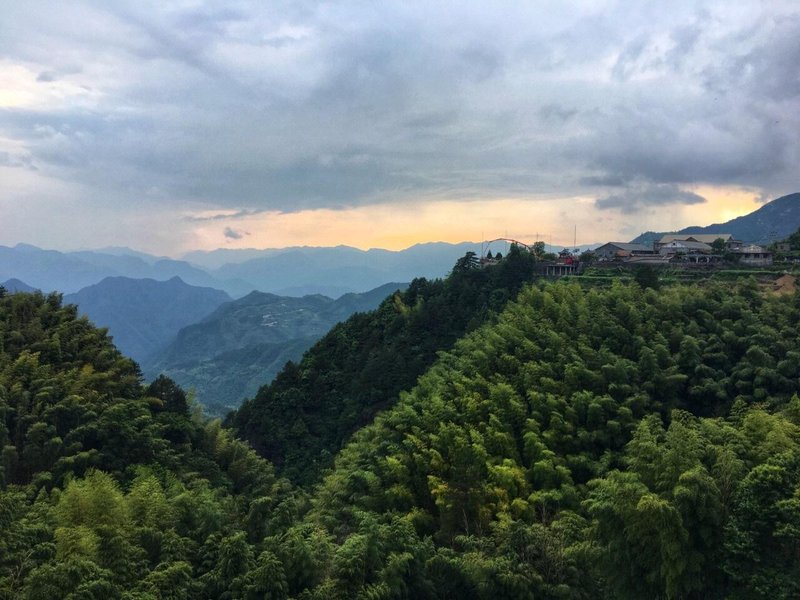 才在网上订的这家民宿,尽管已经缩小范围在南尖岩风景区附近,还是挑花