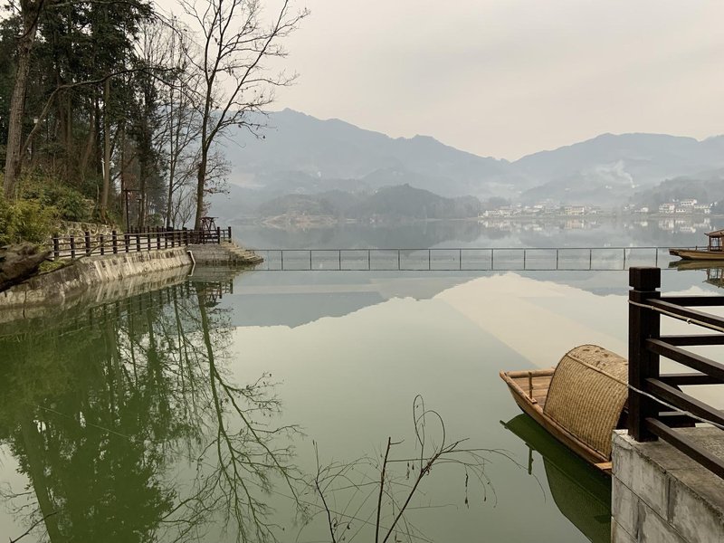 汉中红寺湖云缦山庄