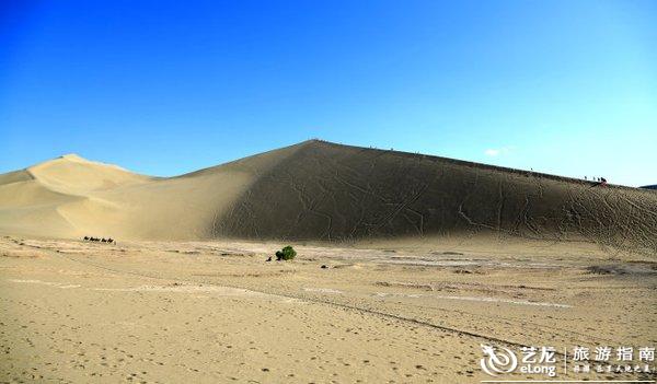 月牙泉婚纱照_鸣沙山月牙泉图片