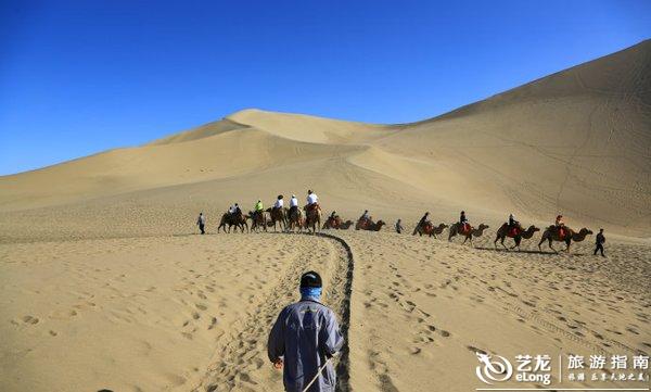 月牙泉婚纱_鸣沙山月牙泉图片