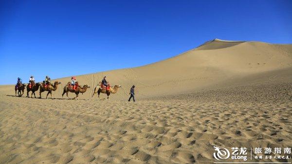 月牙泉婚纱_鸣沙山月牙泉图片