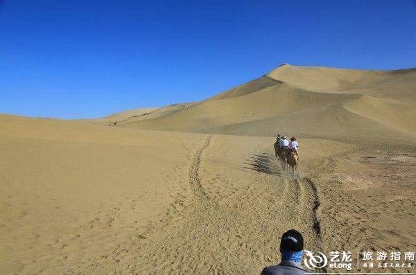 月牙泉婚纱照_鸣沙山月牙泉图片