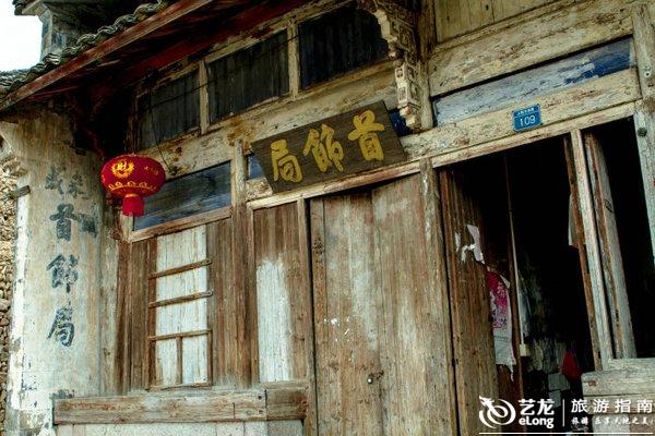 (远眺万岛湖美景) (远山如黛) (守望西海的鳄鱼) 庐山恋,一部梦幻般的爱情在风光旖旎之中传播了三十年,每个人心中都有那么个小小的隐秘愿望,渴望遭遇一场完美的爱情。一段恋情,让人们永远记住了庐山。 殊不知,在庐山西麓脚下,还有一片浑金璞玉般的秀美之地,她如处子一般,静默于山峦之间待你发现,她又如隐逸仙子,无数动人的传说早已流传千年 这里曾是桃花源的起源之地,这里曾是佛印与苏黄对石谈经之所,这里是桃花水母繁衍亿年的纯善之境,这里有红豆杉屹立千秋的绝美风情这里,就是被誉为中国最美的修身度假湖区
