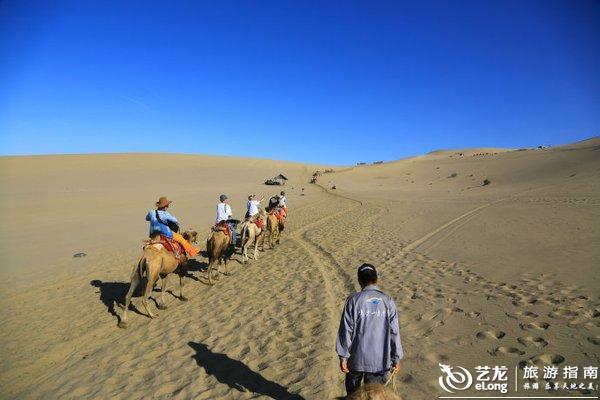 月牙泉婚纱照_鸣沙山月牙泉图片