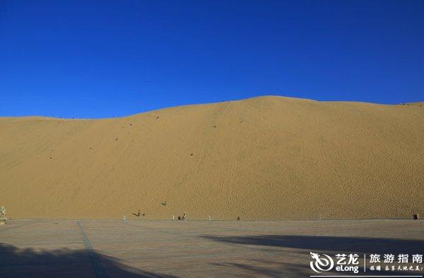 月牙泉婚纱_鸣沙山月牙泉图片