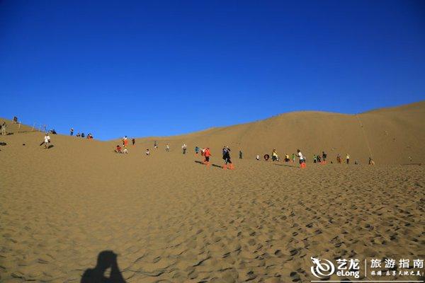 月牙泉婚纱_鸣沙山月牙泉图片