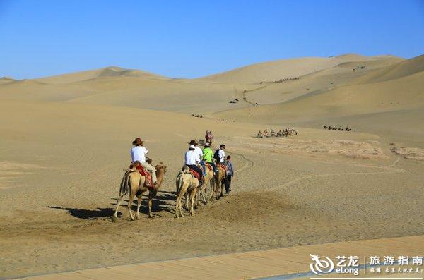 月牙泉婚纱照_鸣沙山月牙泉图片