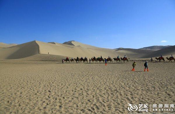 月牙泉婚纱_鸣沙山月牙泉图片