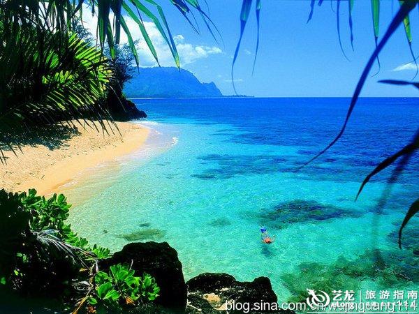 在那云飞浪卷的南海上, 有一串明珠闪耀着光芒, 绿树银滩风光如画, 辽阔的海域无尽的宝藏. 西沙啊西沙,西沙啊西沙,祖国的宝岛, 我可爱的家乡 我是一路上哼着《西沙,我可爱的家乡》这首歌谣走进西沙群岛的。 当我接到通知允许登上停泊在海南省文昌市清澜港专赴西沙的琼沙3号时,激动的心情难以用言语来表达。下午5时琼沙3号船准时启航,带我到梦想的地方美丽的西沙。 第二天上午8点半,碧蓝的大海上终于看到一个小白点跳了出来,从船员的口中得知:那是西沙群岛之七连屿的航标塔,永兴岛快到了!又过了大约半个