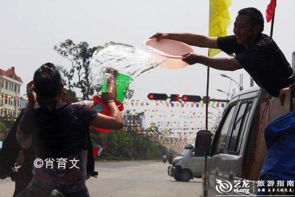 云南泼水节外国人多吗 0007rDsv.jpg