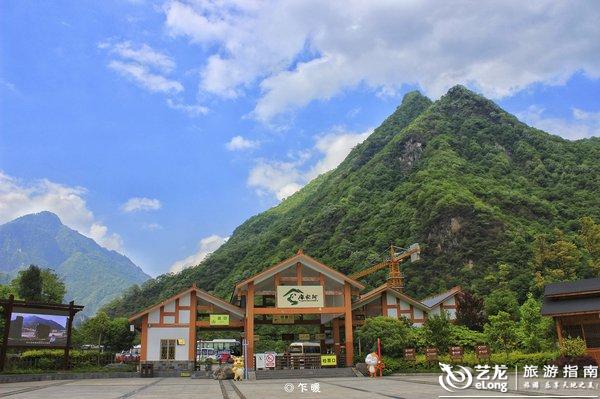 不曾想,那夜开车去唐家河景区内的唐家河大酒店,竟生生三次看见了从