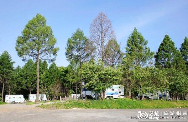 当休闲成为现代人假日生活的一种方式,泡温泉也成了人们休闲养生、解压放松的一个很受欢迎的内容。请人吃饭喝酒不如请人泡泉出汗,成为现代人健康时尚的休闲。 近年来黑龙江省大庆、哈尔滨、齐齐哈尔、五大连池、伊春等地建起了一批温泉度假酒店。冬季的雪地温泉最具特色,但雪地温泉对很多人来说毕竟还需要胆量,而夏日里泡温泉就非常惬意了,伊春桃山的森林玉温泉,犹如小兴岭里的华清池,受到来自全国各地的游人青睐。 桃山森林玉温泉坐落于小兴安岭桃源湖风景区内,由日本知名温泉专家设计,将森林、冰雪、玉石,温泉,湖泊湿地等生态