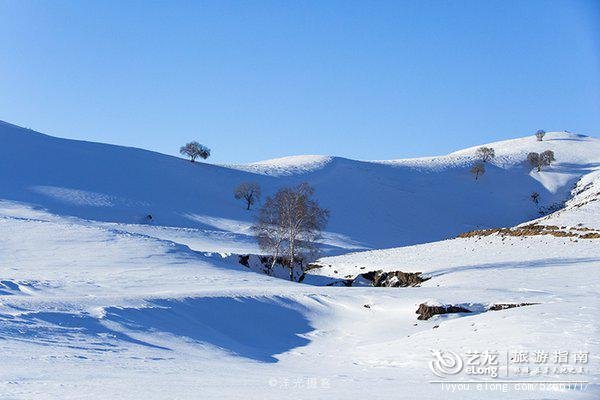 冬游赤峰,有8项刺激又好玩的冰雪冒险,你敢来吗? 1.去克什克腾世界地质公园撒野 位于内蒙古赤峰市克什克腾旗的世界级地质公园,占地面积近1343平方公里,值得无数人前往!这座天然的地址博物馆,以第四纪冰臼群和花岗岩石林地貌及地质构造为主要特色。园区内具有10种类型的地质地貌景观,即冰川地貌、花岗岩地貌、火山地貌、泉类地貌、峡谷地貌、湖泊景观、河流景观、湿地景观、典型矿床及采矿遗迹景观和沙地景观。地质公园内还有贡格尔草原,大兴安岭原始森林,世界上最窄的河耗来河等自然景观。还有百岔川岩画,金代长城金界