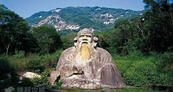 道教老君造像为中国最大的道教石雕,位于泉州市丰泽区清源山风景名胜区主景区内,为全国重点文物保护单位。老君造像雕于宋代,据《泉州府志》记载:“石像天成,好事者为略施雕琢。”寥寥数语,使之更具有神秘色彩。石像高5.1米,厚7.2米,宽7.3米,席地面积为55平