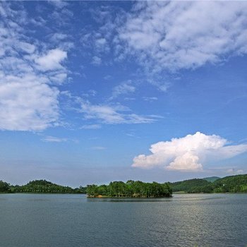 杨和镇大沙水库侧高明银海高尔夫球俱乐部(近高尔夫大道)