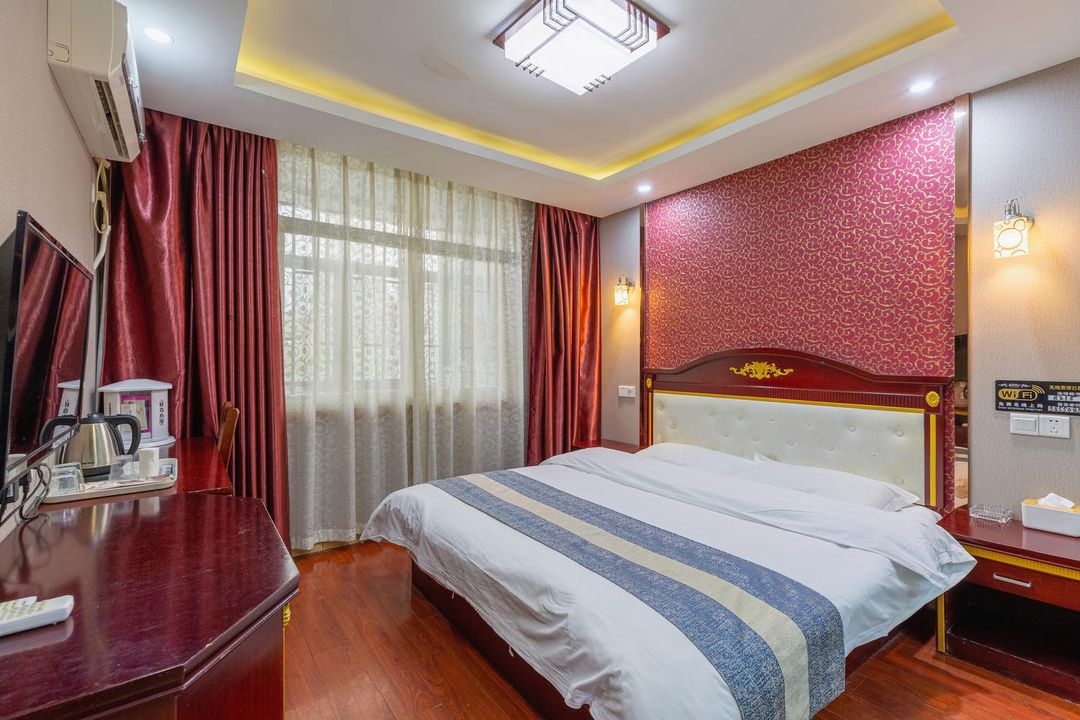 Aoyue Hotel (Nanjing Longhua Road Subway Station)