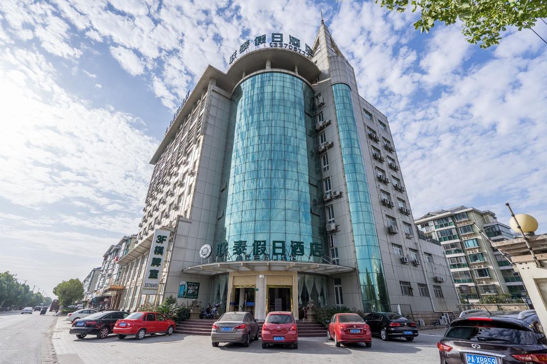 Shanghai Liantai Holiday Hotel (Gongfu Xincun Metro Station)