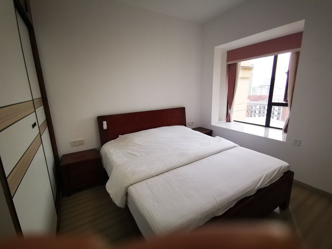 温馨大气近大学近乐园的大三房公寓(万家丽路分店)