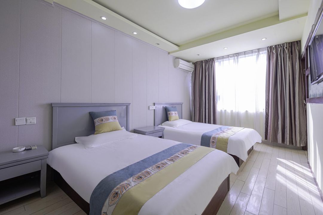 Hello Light Hotel (Wuxi Railway Station South Plaza)