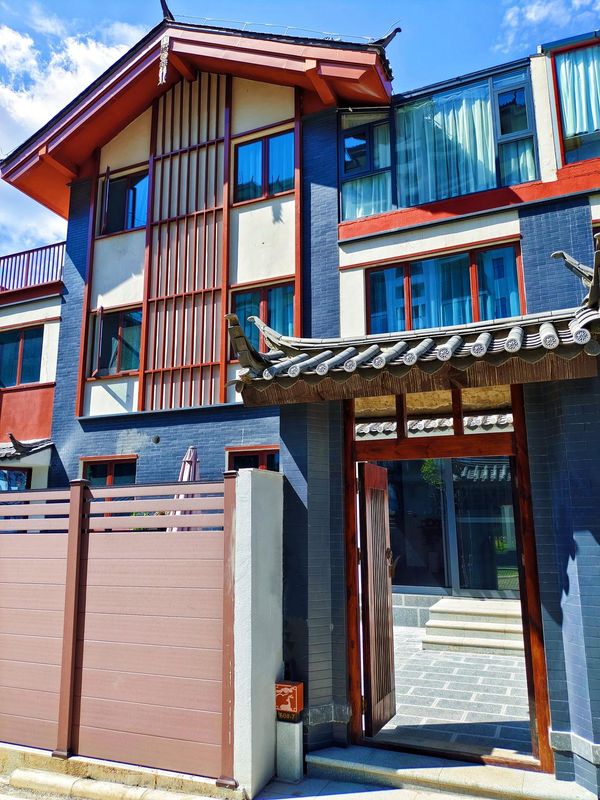 凌鹿民宿(麗江高鐵站店)