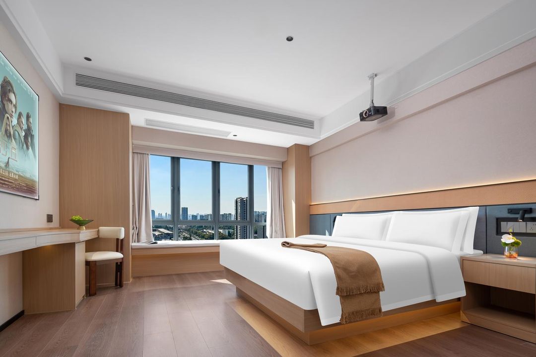 Deyi Hotel (Bubugao Meixi New World Changqing Subway Station)