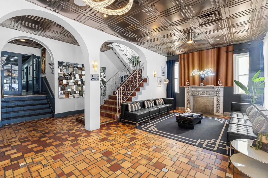 九20科林斯公寓由Lowkl