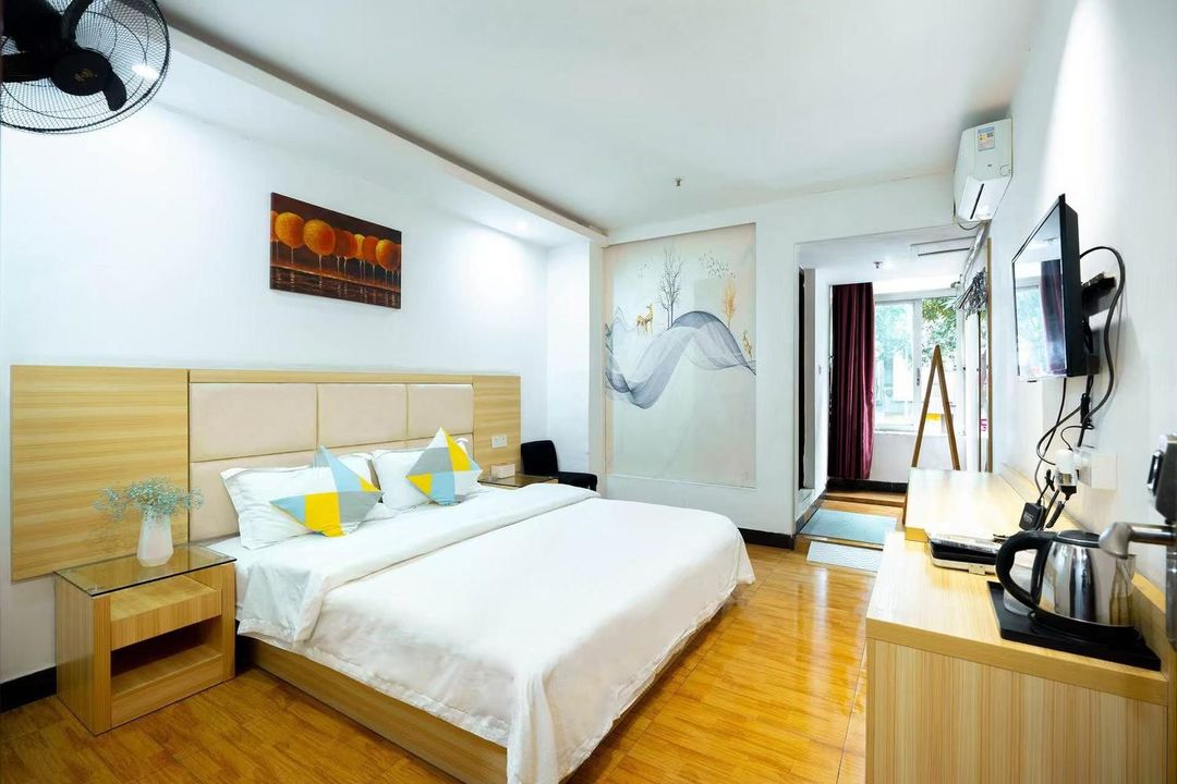 JingTai Hotel(FangCun Metro Station)