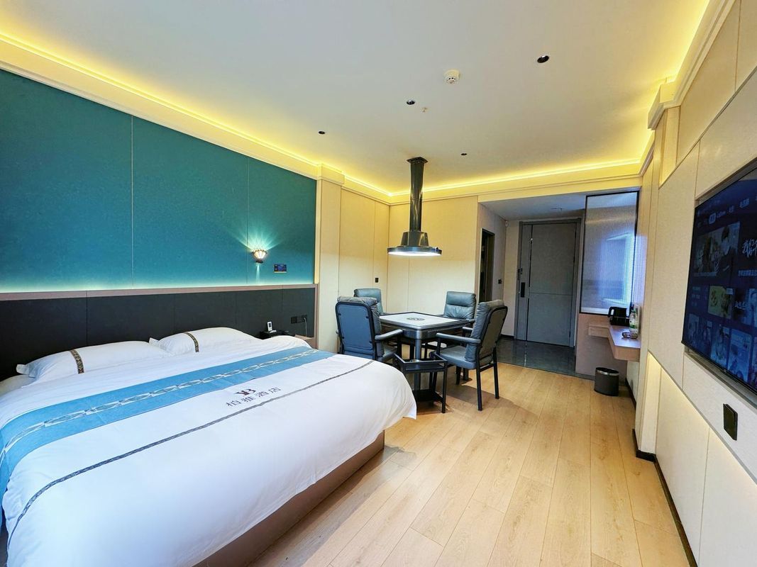 Xiaogan Baiya Fashion Hotel