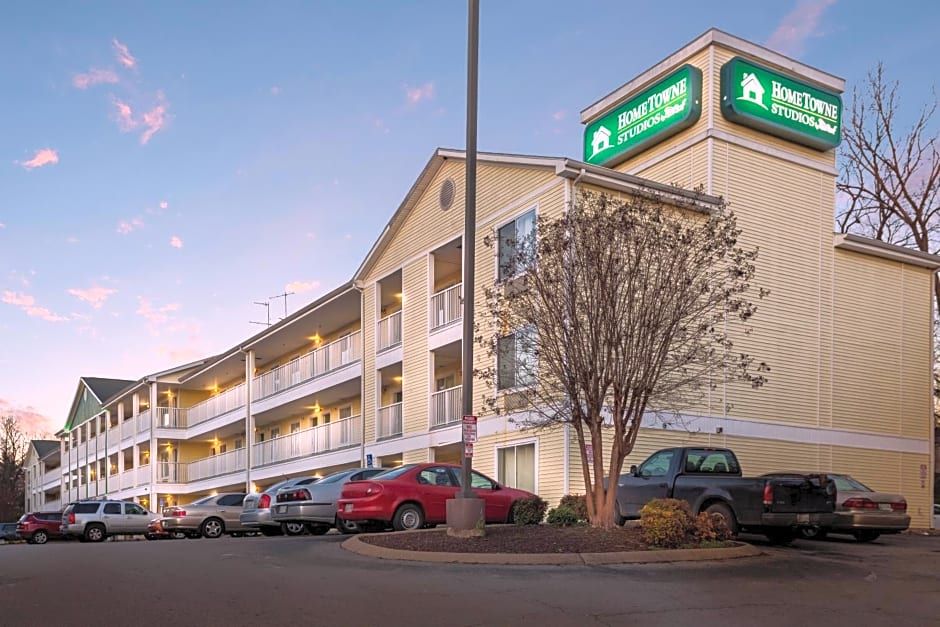 HomeTowne Studios by Red Roof Nashville - Airport/Briley Pkwy