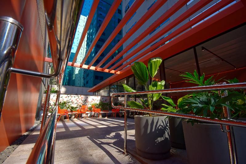 由菲尼克斯酒店經營的黃金塔快捷酒店,聯合國大道