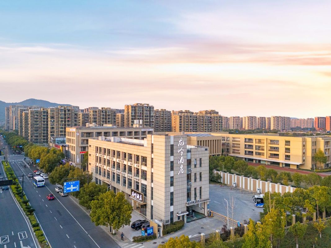 Longyin Hotel (Huahe Street Subway Station)