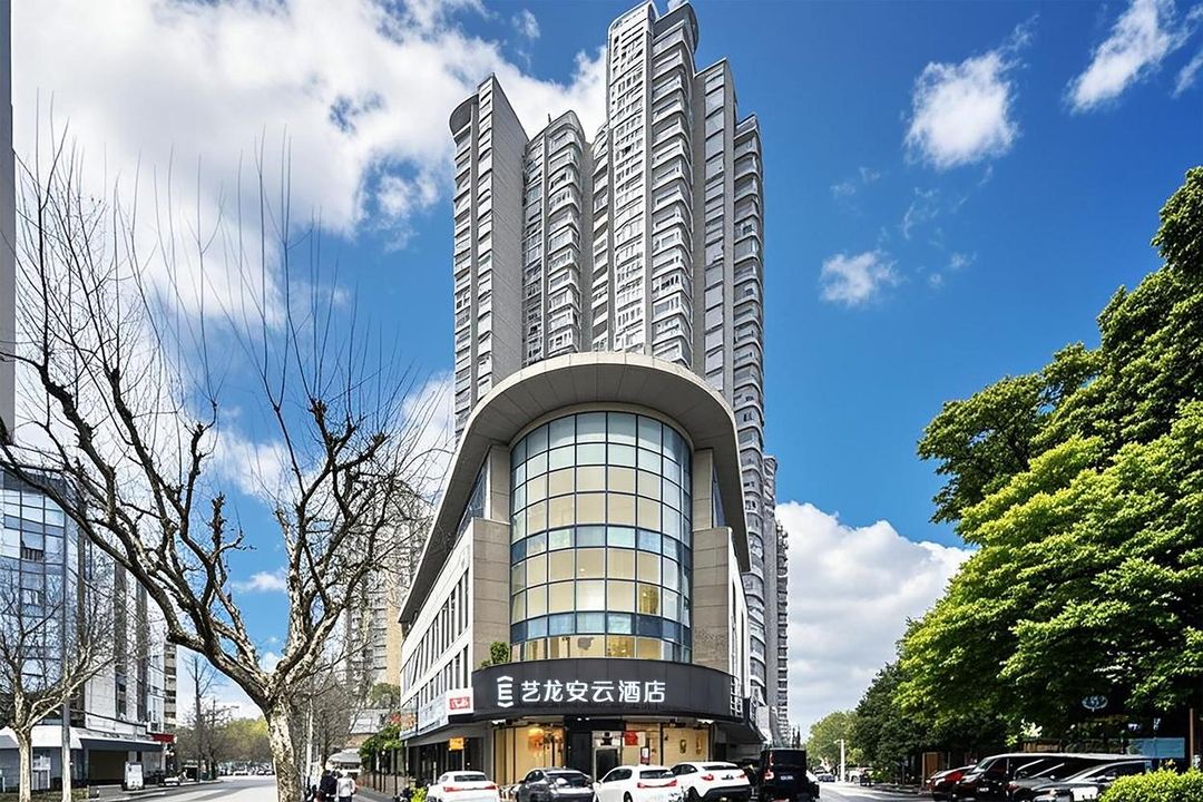 Elong Anyun Hotel (Shanghai Daning International Yanchang Road Subway Station)
