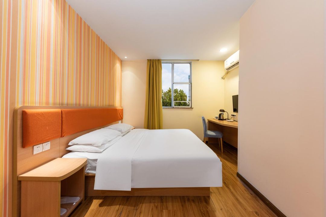 Qitianle Hotel (Wuhan Hankou River Beach Jiefang Avenue)