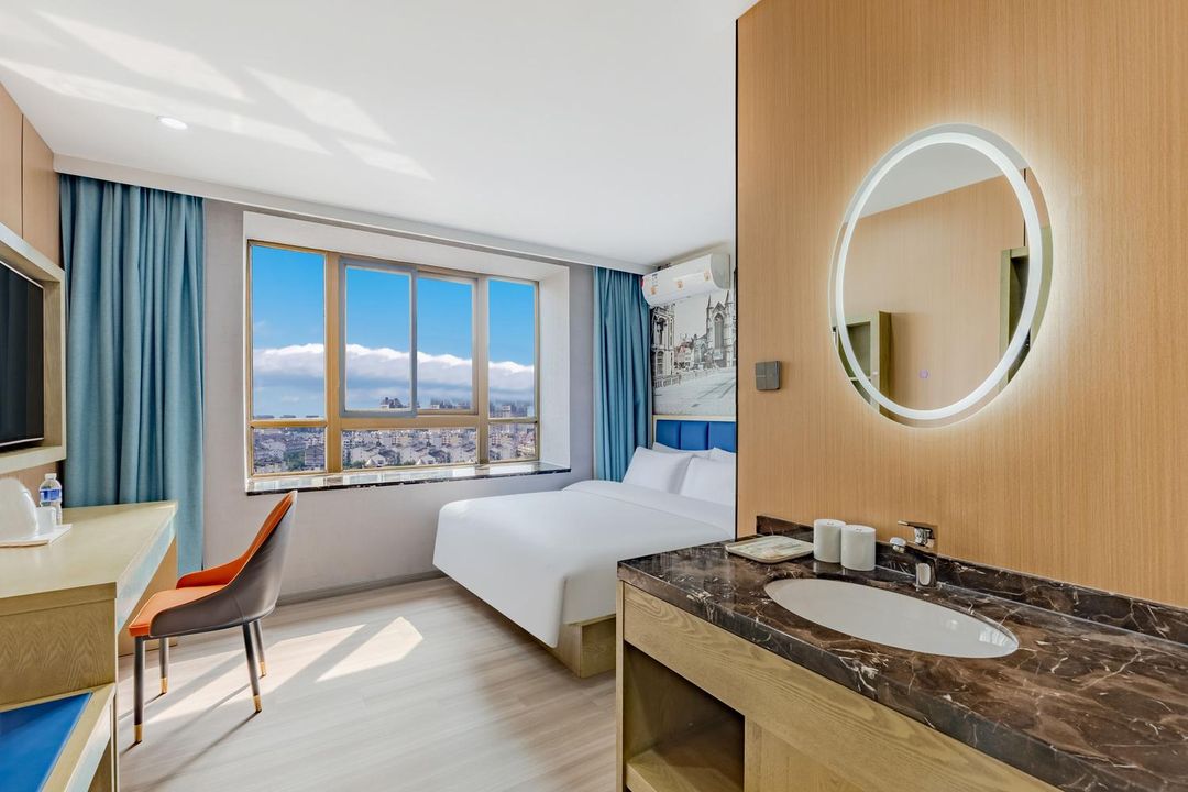 Yinglun Hotel (Nanjing Jiangbei Hongyue Chenglonghua Road Subway Station)