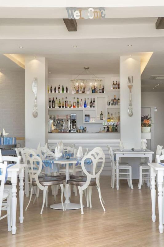 White Suite & Apartments