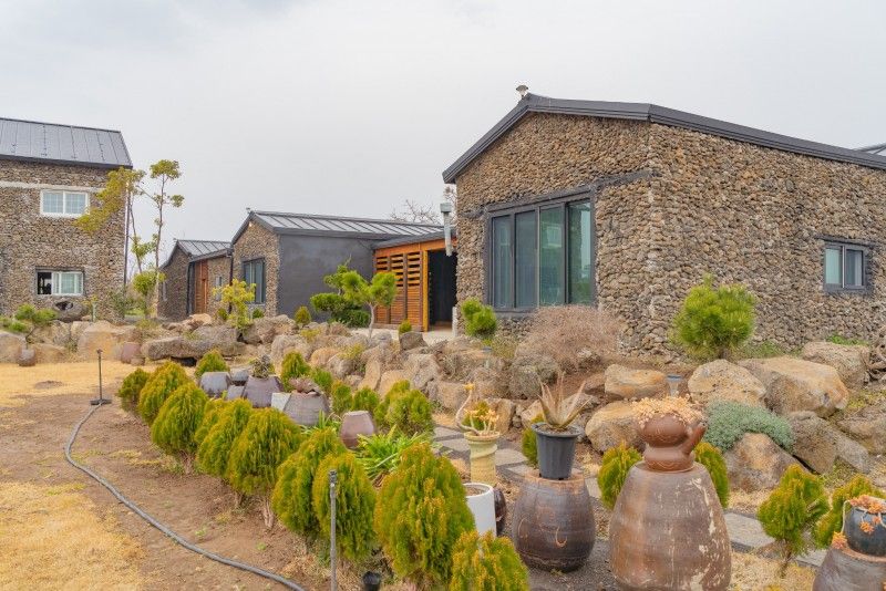 Jeju Nongbuwa Doljip Pension