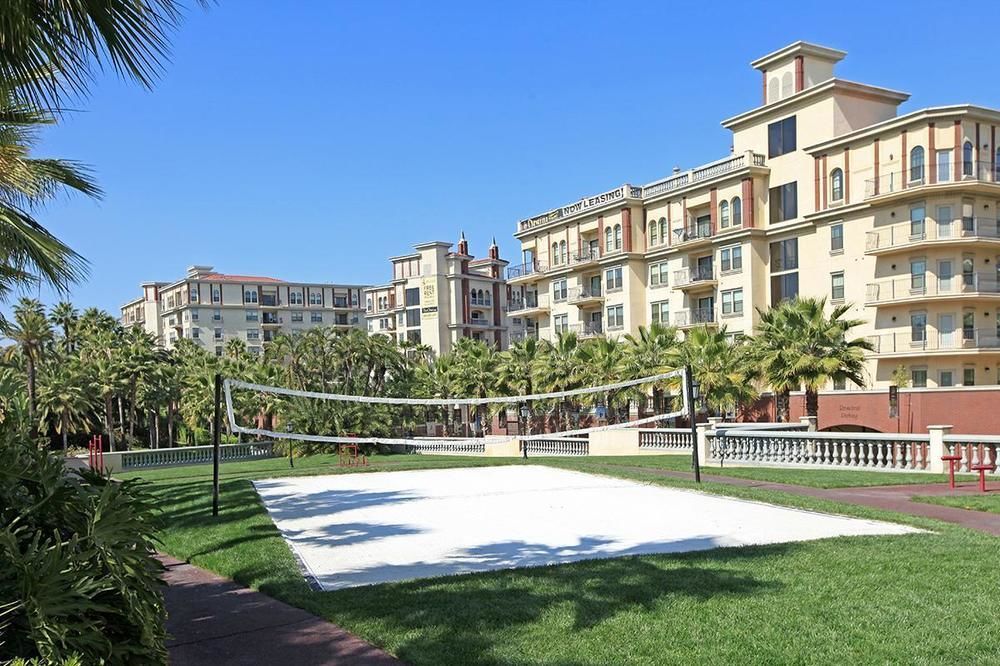 Deluxe Wilshire Apartments