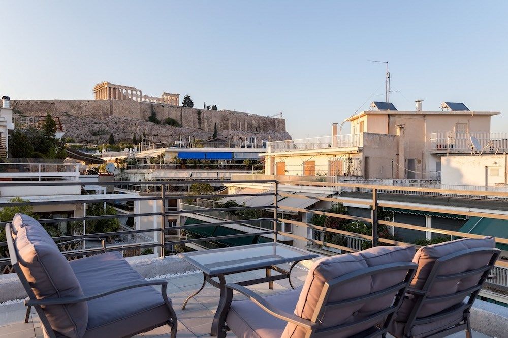 Urban Retreat under The Acropolis