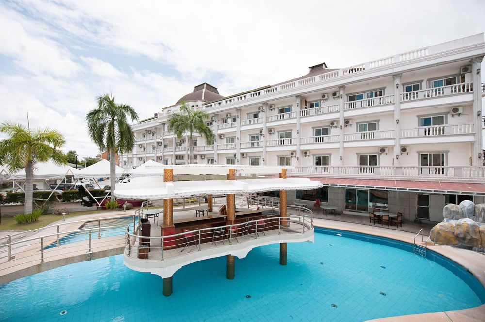 Clark Renaissance Hotel