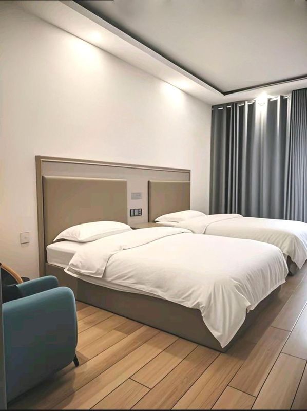 Baoqing Hotel (Zhuzhou Baicheng Railway Station Clothing Wholesale Market)