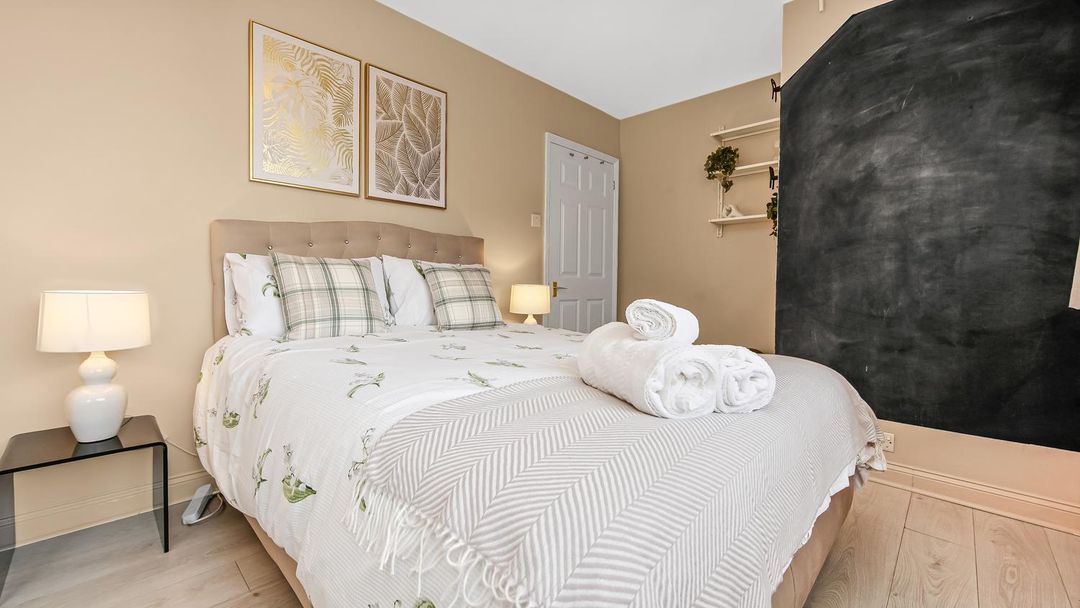 Exclusive 3 bedroom House near Manor House!