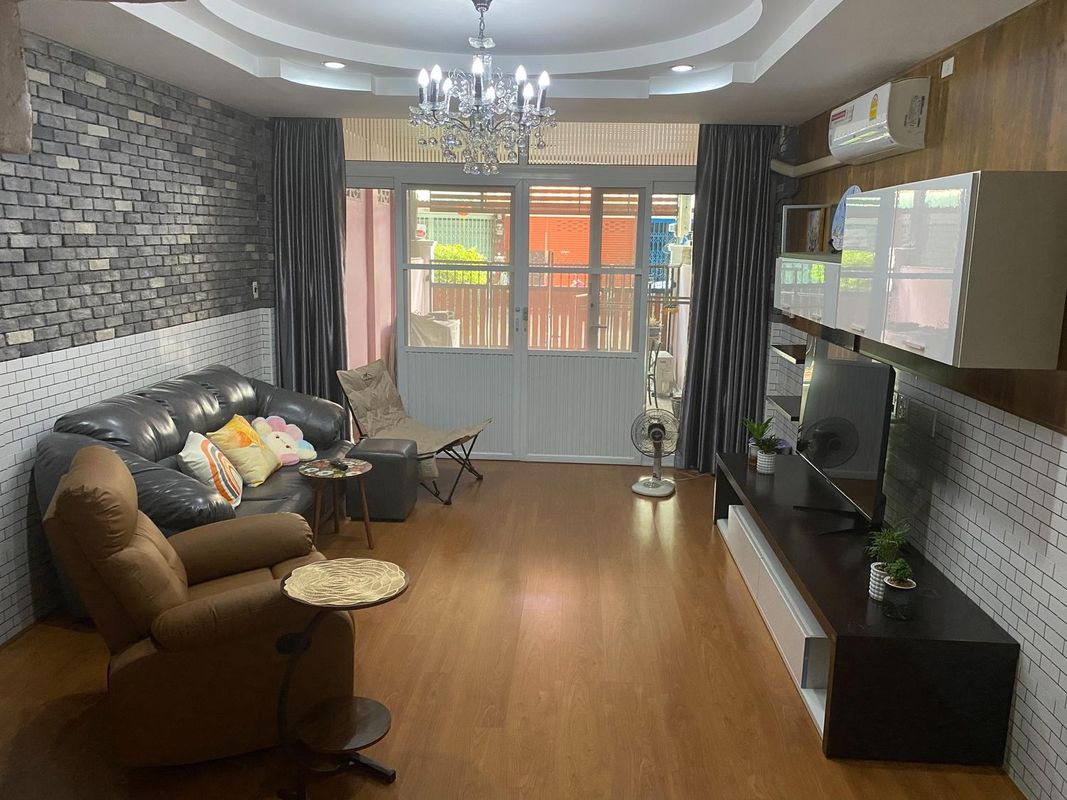 Entire Townhouse in Bangkok near Talat Phlu BTS & The Mall Thaphra