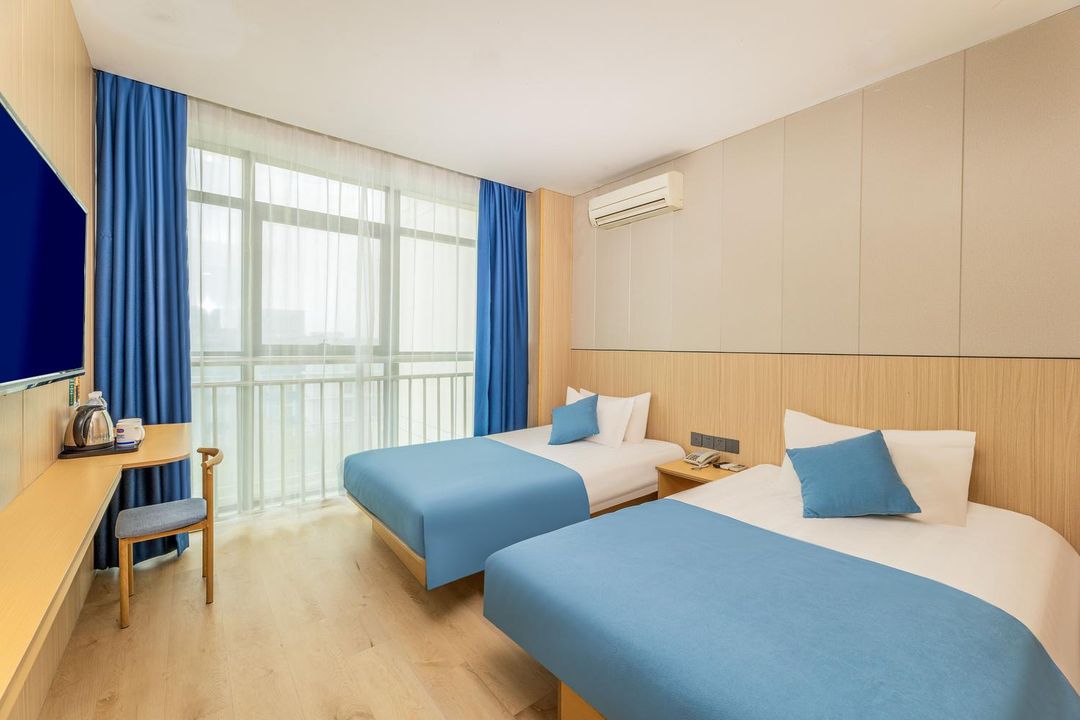 Vision Hotel (Suzhou Railway Station Pinglong Road West Subway Station)