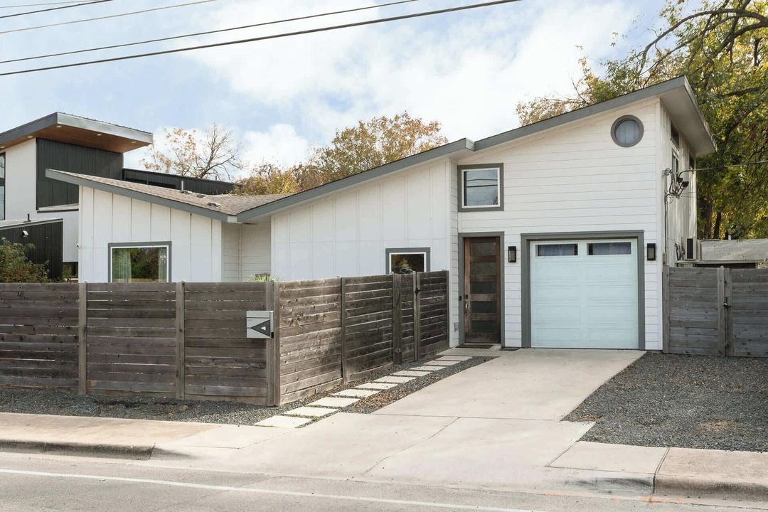 Heated Pool Haven w Hot Tub - Downtown 3 min