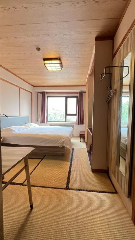 Hongduan Hesu Hotel (Beijing Guomao Hujialou Subway Station)