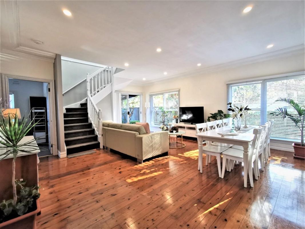 Sydney Meets Miranda, Comfy 4 Bedroom home,7 beds