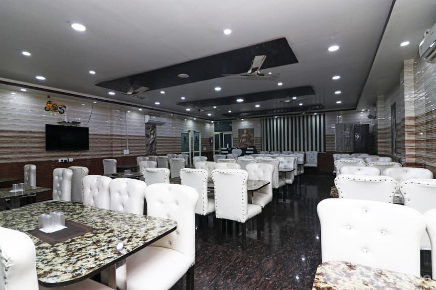 OYO 22696 Hotel Royal Apple