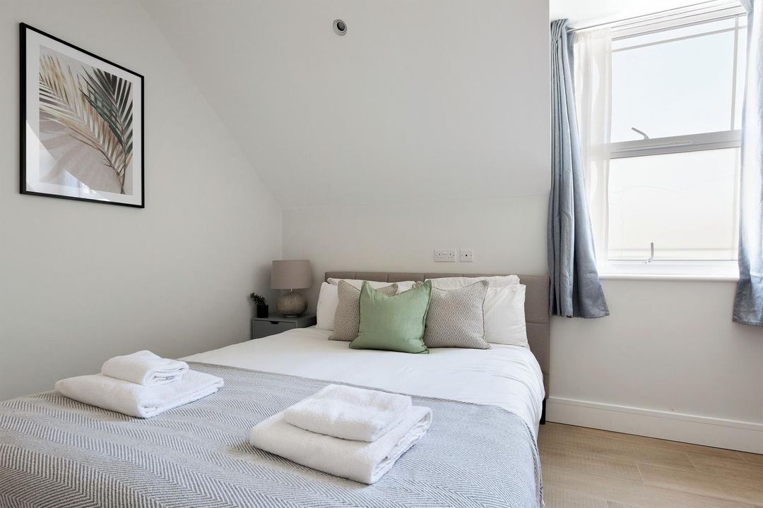 Elegant 2 Bed Flat with Balcony in Finchley