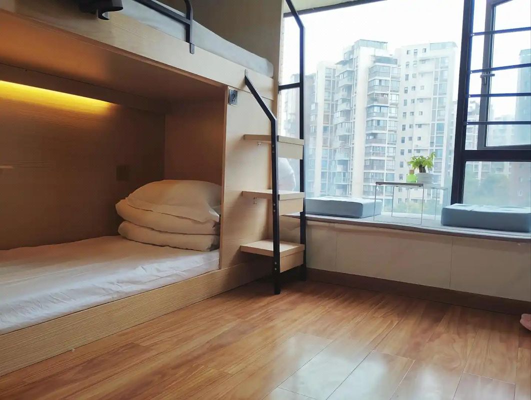 Ziyou Yijia Hostel (Baicao Road Subway Station)