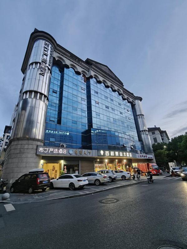 Pod Inn Yanxuan Hotel (Hangzhou Linping Yintai Department Store Qiushan Street Subway Station)